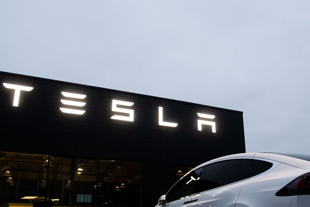 Giá trị thị trường Tesla lao dốc mạnh